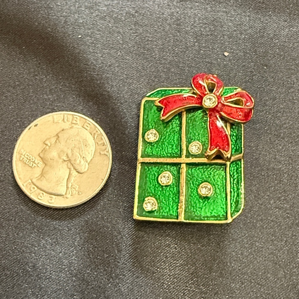 Vintage Christmas Holly & Present Brooches and Rhinestone Tree Post Earrings - Picture 6 of 9